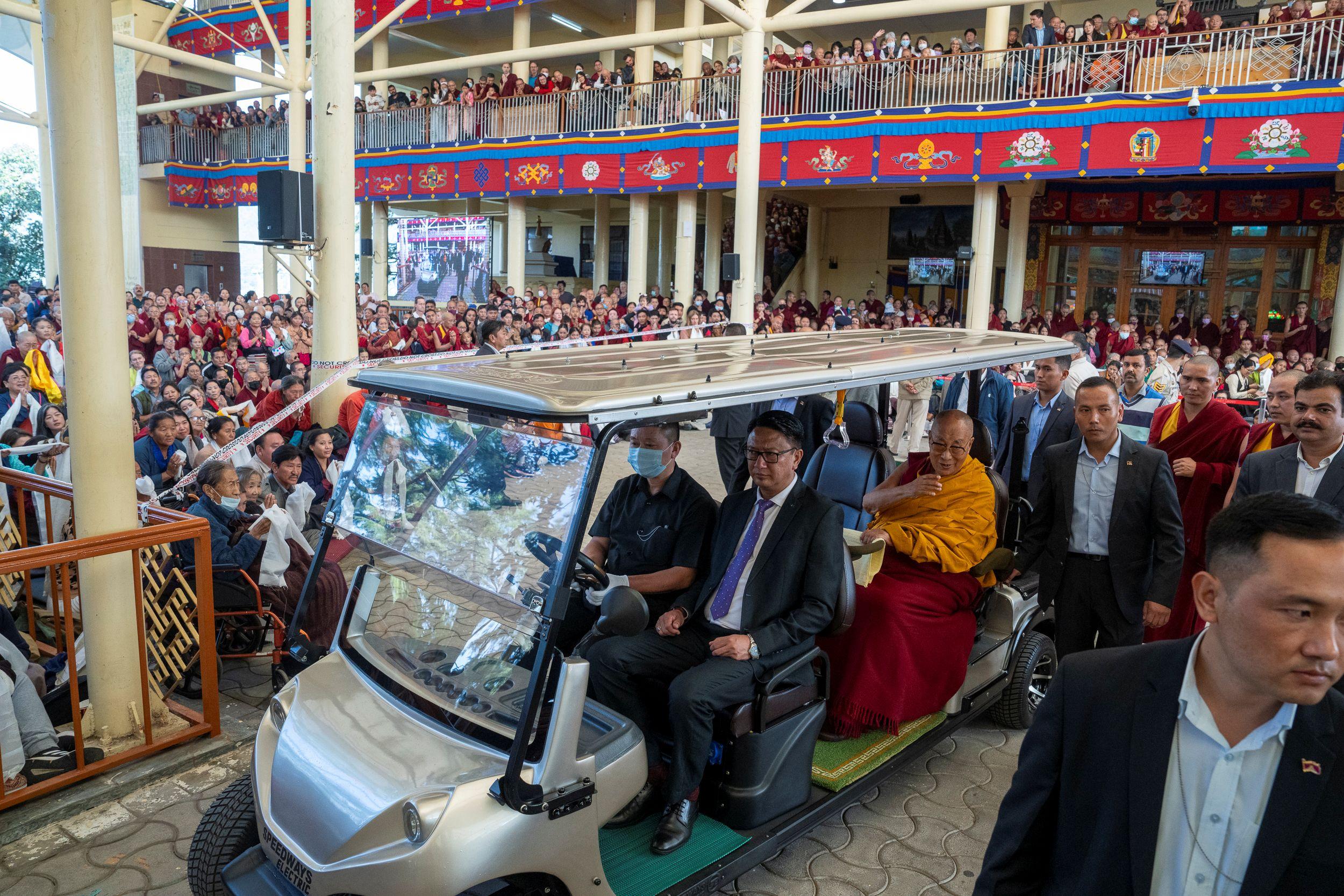 Зураг. Дээрхийн гэгээн Далай лам Зүглэгхан дуганд болсон бат оршил өргөх ёслолд морилоод, өргөө рүүгээ буцахдаа сүсэгтэн олны зүг гар даллан мэндчилж буй нь... Энэтхэг, Химачал Прадеш муж, Дарамсала хот. 2024 оны 10 дугаар сарын 1. Гэрэл зургийг Дэнзин Чойжир.