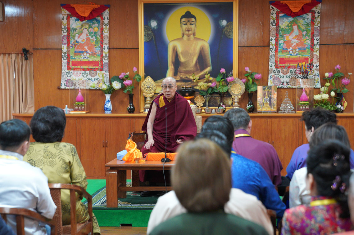 Дээрхийн Гэгээнтэн Далай Лам Дарамсала хот дахь 3 өдрийн семинарт оролцогч нарыг хүлээн авч уулзан үг хэлж байгаа нь. Энэтхэг, ХП, Дарамсала. 2019.03.25. Гэрэл зургийг Тэнзин Чойжор.