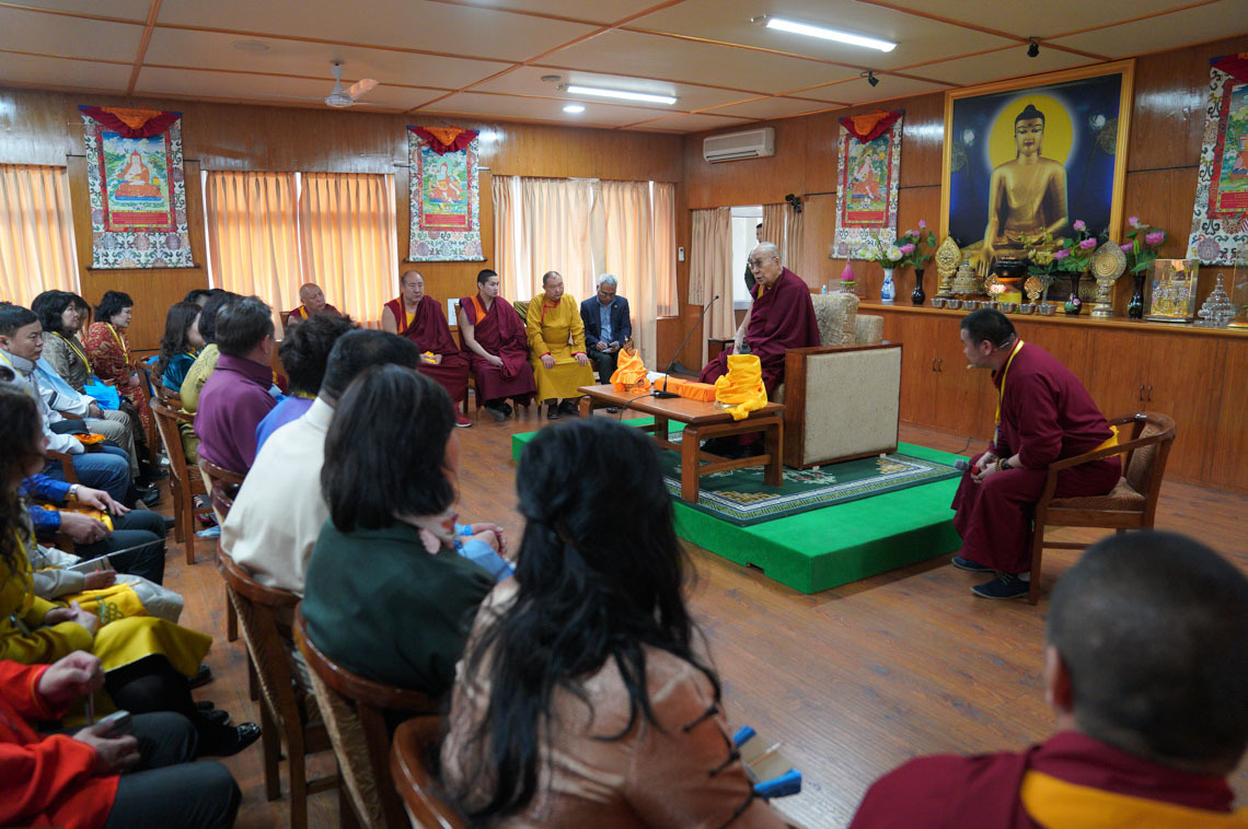 Дээрхийн Гэгээнтэн Далай Лам семинарт оролцогч нарын асуултанд хариулав. Энэтхэг, ХП, Дарамсала. 2019.03.25. Гэрэл зургийг Тэнзин Чойжор.