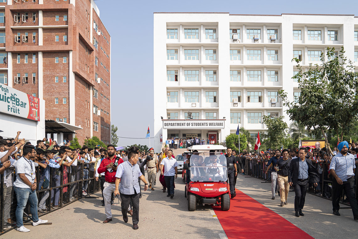 Дээрхийн Гэгээнтэн Далай Лам Чандигарын их сургуульд морилж байгаа нь. Энэтхэг, Чандигар. 2019.10.15. Гэрэл зургийг Тэнзин Чойжор. 