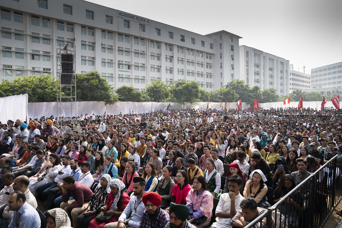 Чандигарын их сургуулийн оюутнууд Дээрхийн Гэгээнтэн Далай Ламын айлдварыг сонсож байгаа нь. Энэтхэг, Чандигар. 2019.10.15. Гэрэл зургийг Тэнзин Чойжор.