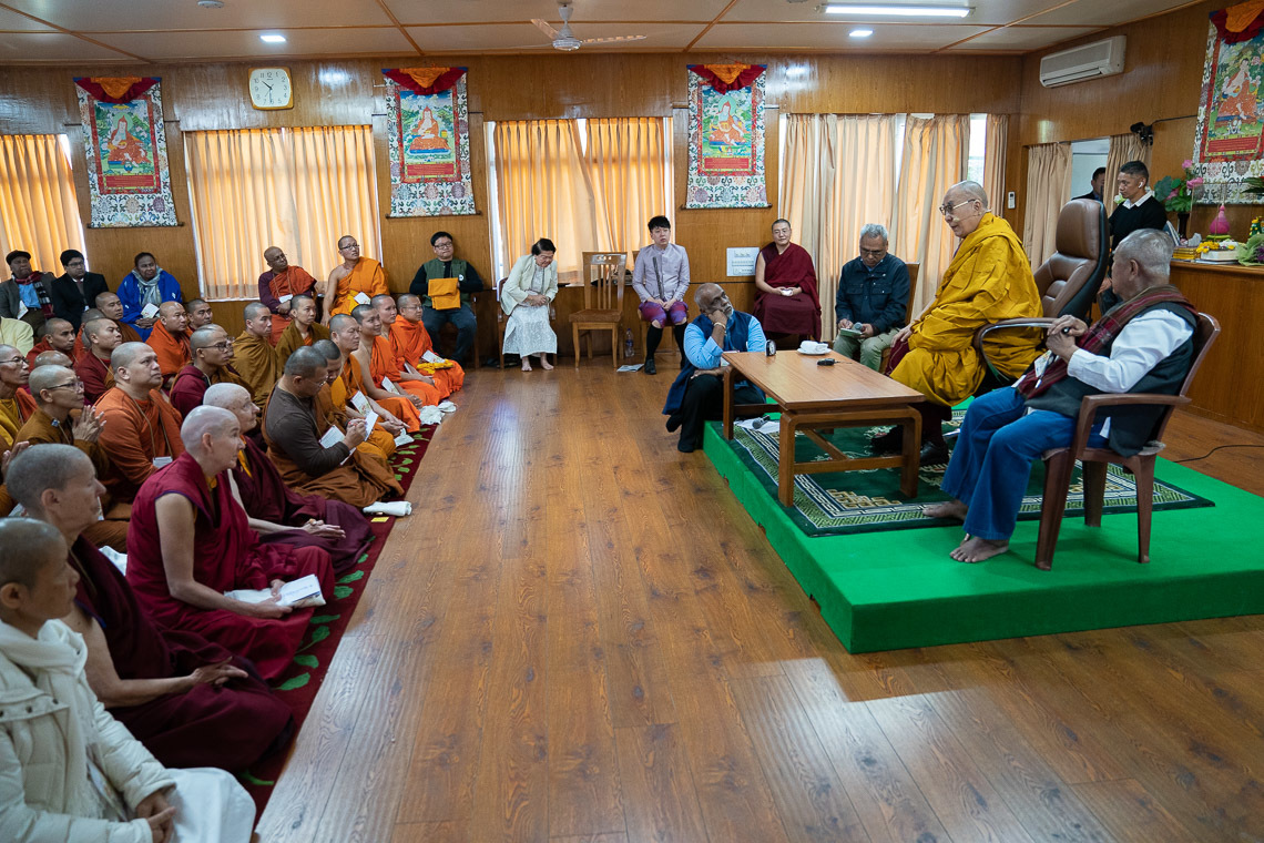 Дээрхийн Гэгээнтэн Далай Лам Дарамсала дахь өргөөндөө “Идэвхитэй Буддистууд”-олон улсын сүлжээний гишүүдтэй ярилцаж байгаа нь. Энэтхэг, ХП, Дармасала, 2019.10.21. Гэрэл зургийг Тэнзин Чойжор.
