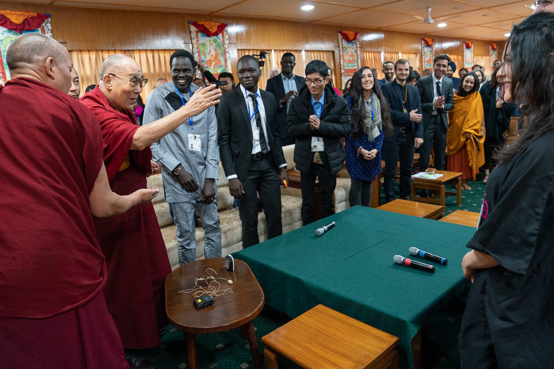 Дээрхийн Гэгээнтэн Далай Лам энх тайвны төлөө тэмцэж буй залуучуудтай уузлаа. Энэтхэг, ХП, Дарамсала. 2019.10.23. Гэрэл зургийг Тэнзин Чойжор.