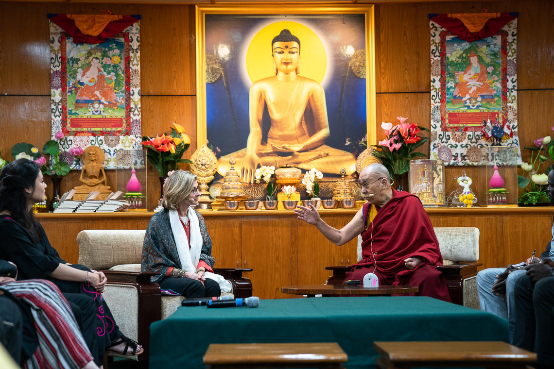 Дээрхийн Гэгээнтэн Далай Лам энх тайвны төлөөлөгч залуучуудтай уулзах үеэр. Энэтхэг, ХП, Дарамсала. 2019.10.23. Гэрэл зургийг Тэнзин Чойжор.