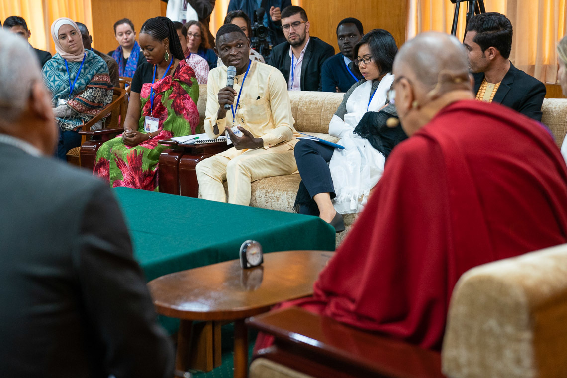 Дээрхийн Гэгээнтэн Далай Лам Энх тайвныг бүтээгчидтэй хийсэн уулзалтын хоёр дахь өдөр нэгэн оролцогч залуугийн асуултыг сонсож байгаа нь. Энэтхэг, ХП, Дармасала, 2019.10.24. Гэрэл зургийг Тэнзин Чойжор.