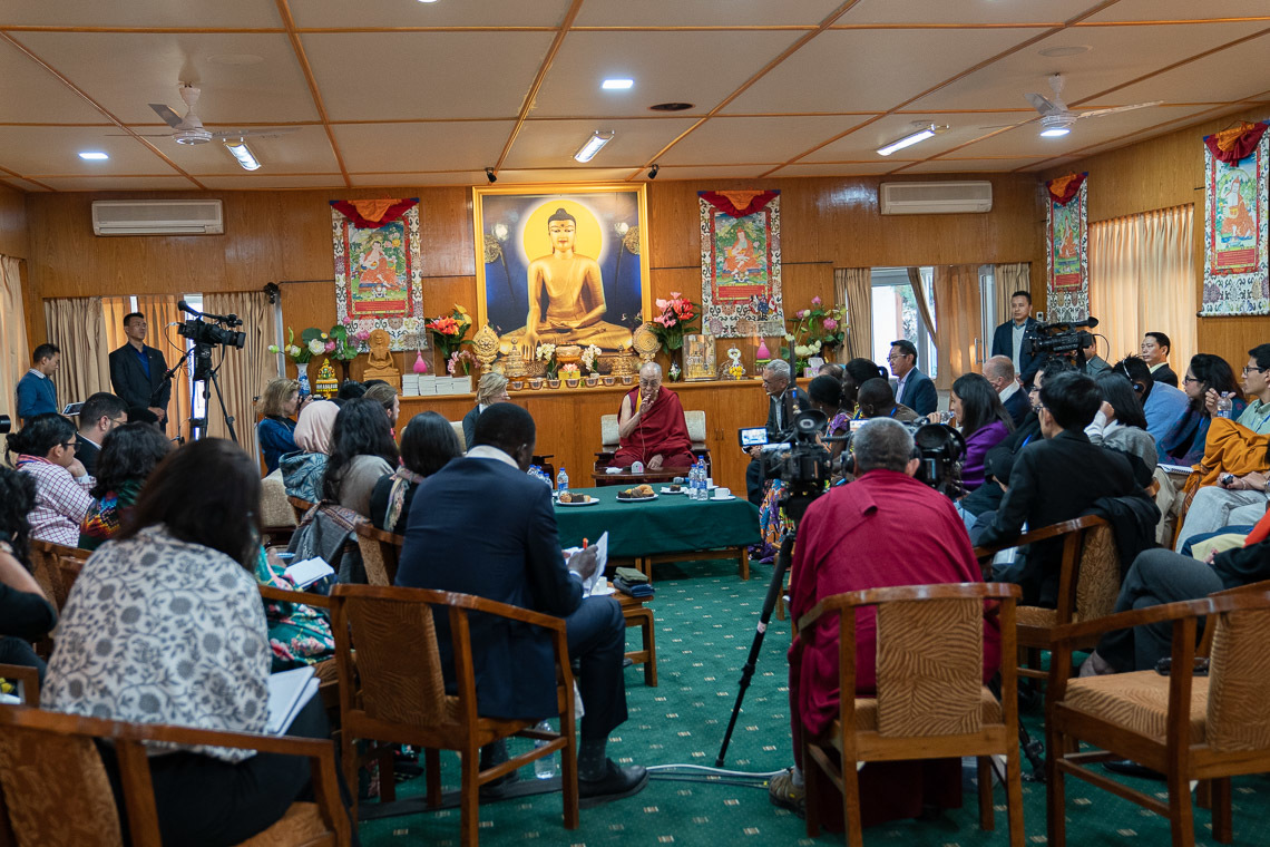 АНУ-ын Энх тайвны хүрээлэнгээс зохион байгуулж Дээрхийн Гэгээнтэн Далай Ламтай Энх тайвныг бүтээгчдийн хийсэн уулзалтын хоёр дахь өдрөө явагдаж байгаа нь. Энэтхэг, ХП, Дармасала, 2019.10.24. Гэрэл зургийг Тэнзин Чойжор.