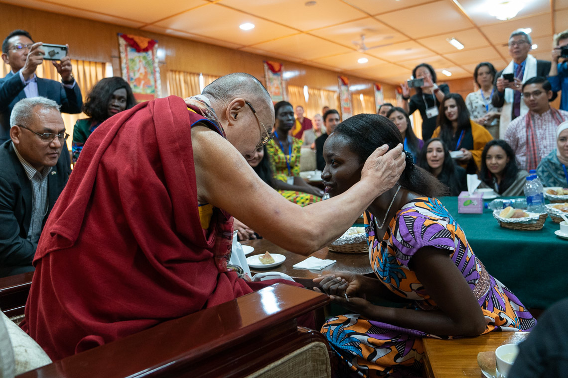 АНУ-ын Энх тайвны хүрээлэнгээс зохион байгуулсан Энх тайвныг бүтээгчидтэй  хийсэн уулзалтын хоёр дахь өдөр Дээрхийн Гэгээнтэн Далай Лам нэгэн оролцогч залуу эмэгтэйд ярилцлаганд оролцож байгаад нь талархаж байгаа нь. Энэтхэг, ХП, Дармасала, 2019.10.24. Гэрэл зургийг Тэнзин Чойжор.