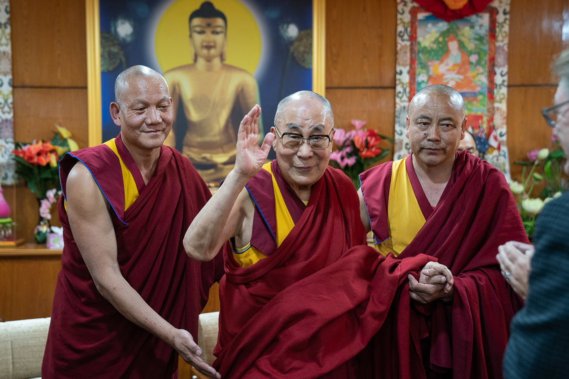 Дээрхийн Гэгээнтэн Далай Лам эхний өдрийн хуралдааны төгсгөлд. Энэтхэг, ХП, Дарамсала. 2019.10. 30. Гэрэл зургийг Тэнзин Чойжор.   
