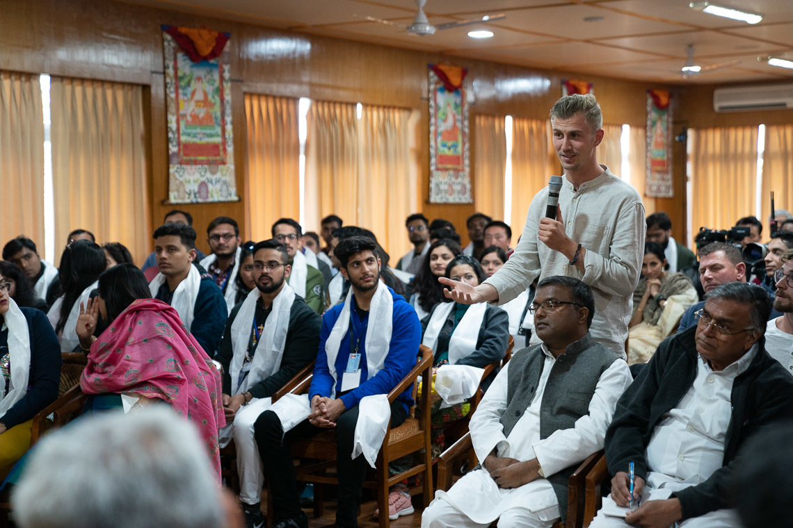 Уулзалтанд оролцогсод Дээрхийн Гэгээнтэн Далай Ламаас асуулт асуулаа. Энэтхэг, ХП, Дарамсала. 2019.11.15. Гэрэл зургийг Тэнзин Чойжор.