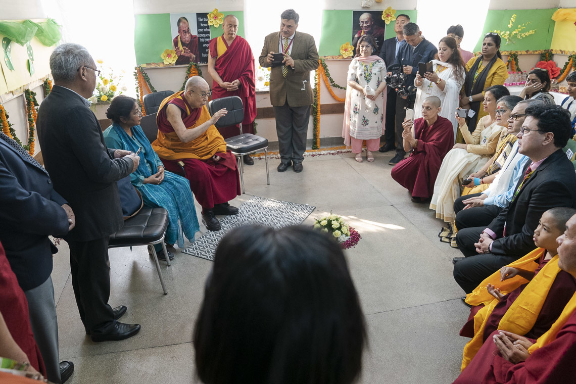 Дээрхийн Гэгээнтэн Далай Лам Түшита төвийн дэмжигч гишүүдтэй уулзаж байгаа нь. Энэтхэг, Шинэ Дели. 2019.11.20. Гэрэл зургийг Тэнзин Чойжор.