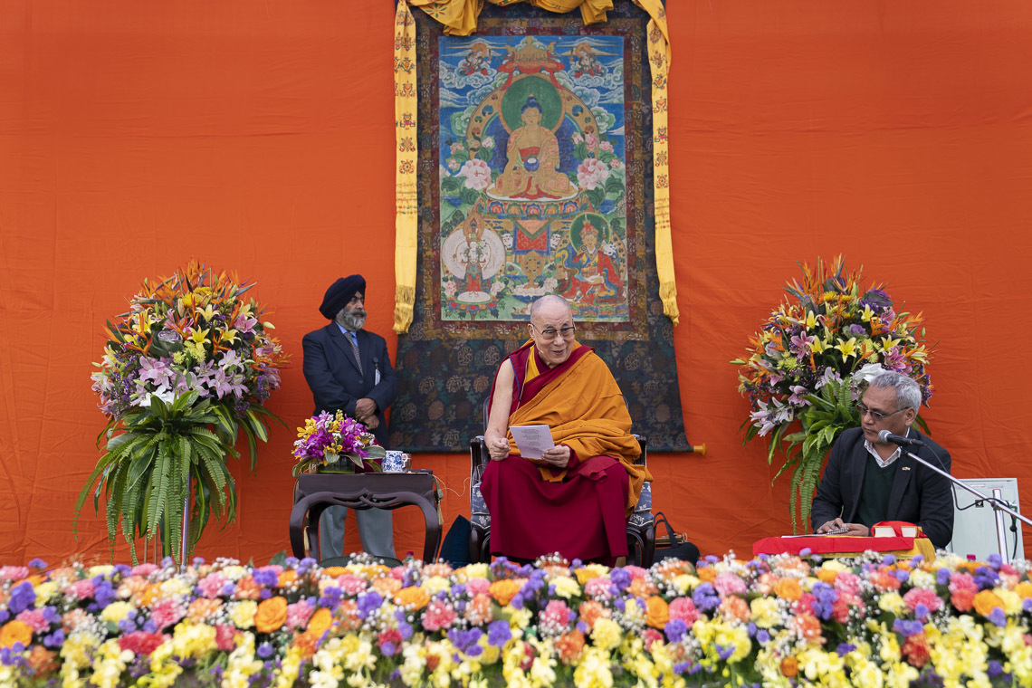 Дээрхийн Гэгээнтэн Далай Лам “Оюун судлахуйн найман шүлэг” номыг товч тайлбарлаж байгаа нь. Энэтхэг, Шинэ Дели. 2019.11.20. Гэрэл зургийг Тэнзин Чойжор.