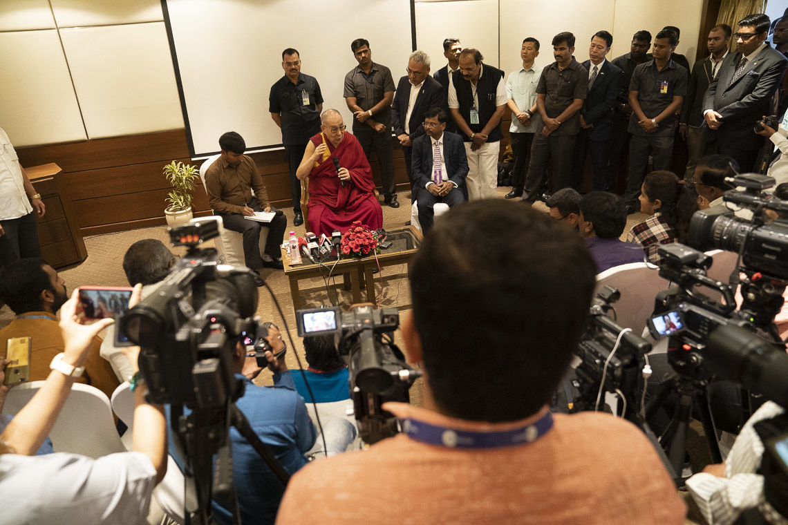 Дээрхийн Гэгээнтэн Далай Лам сэтгүүлч нартай уулзаж байгаа нь. Энэтхэг, Махараштра, Аурангабад. 2019.11.23. Гэрэл зургийг Тэнзин Чойжор.