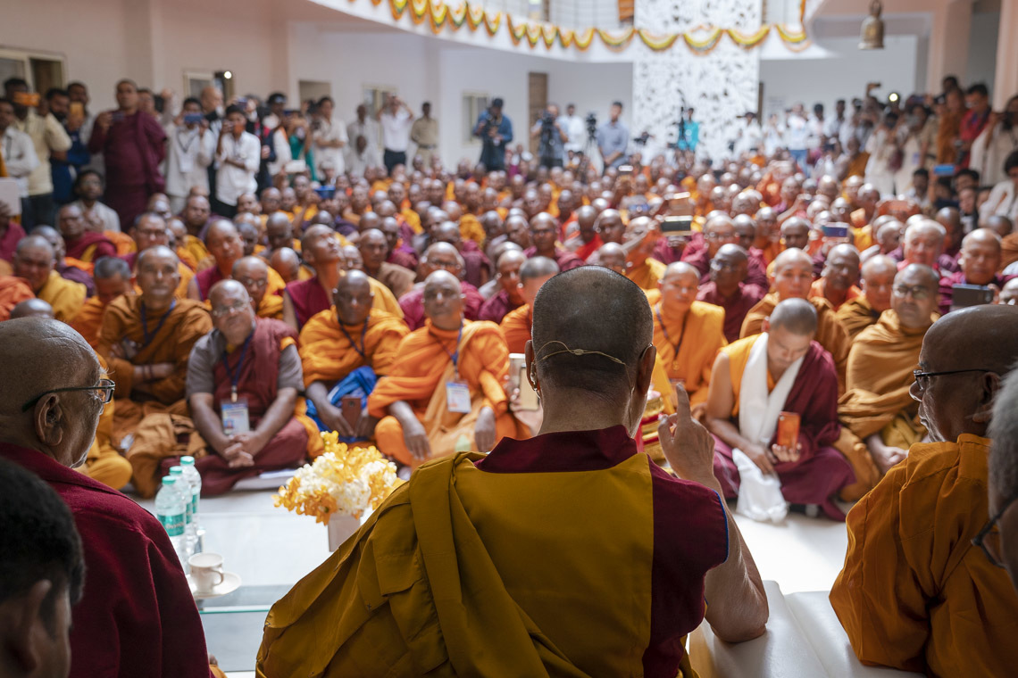 Дээрхийн Гэгээнтэн Далай Лам Локуттара төвийн 150 гаруй лам нарт үг хэлж байгаа нь. Энэтхэг, Махараштра, Аурангабад. 2019.11.23. Гэрэл зургийг Тэнзин Чойжор.