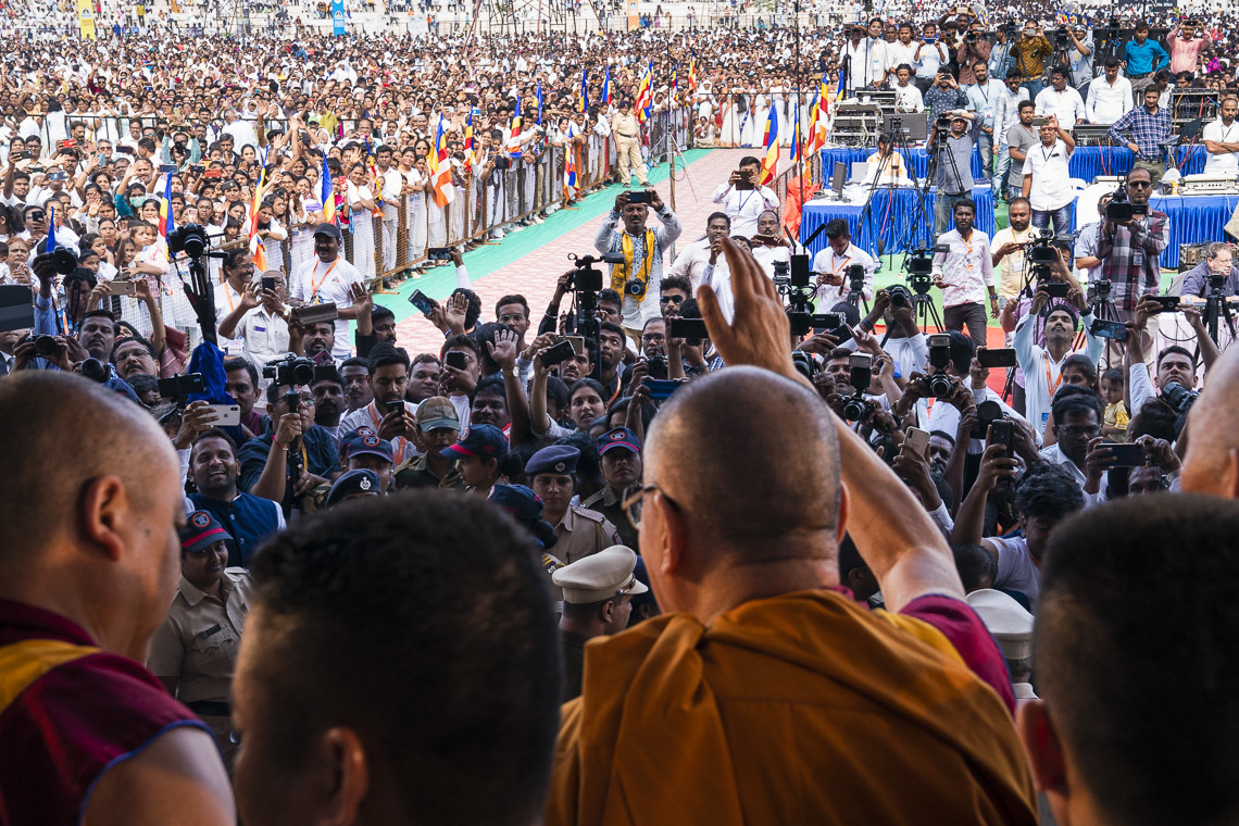 Дээрхийн Гэгээнтэн Далай Лам номын айлдвараа өндөрлөөд цугласан олны зүг гар даллаж байгаа нь. Энэтхэг, Махараштра, Аурангабад. 2019.11.24. Гэрэл зургийг Тэнзин Чойжор.
