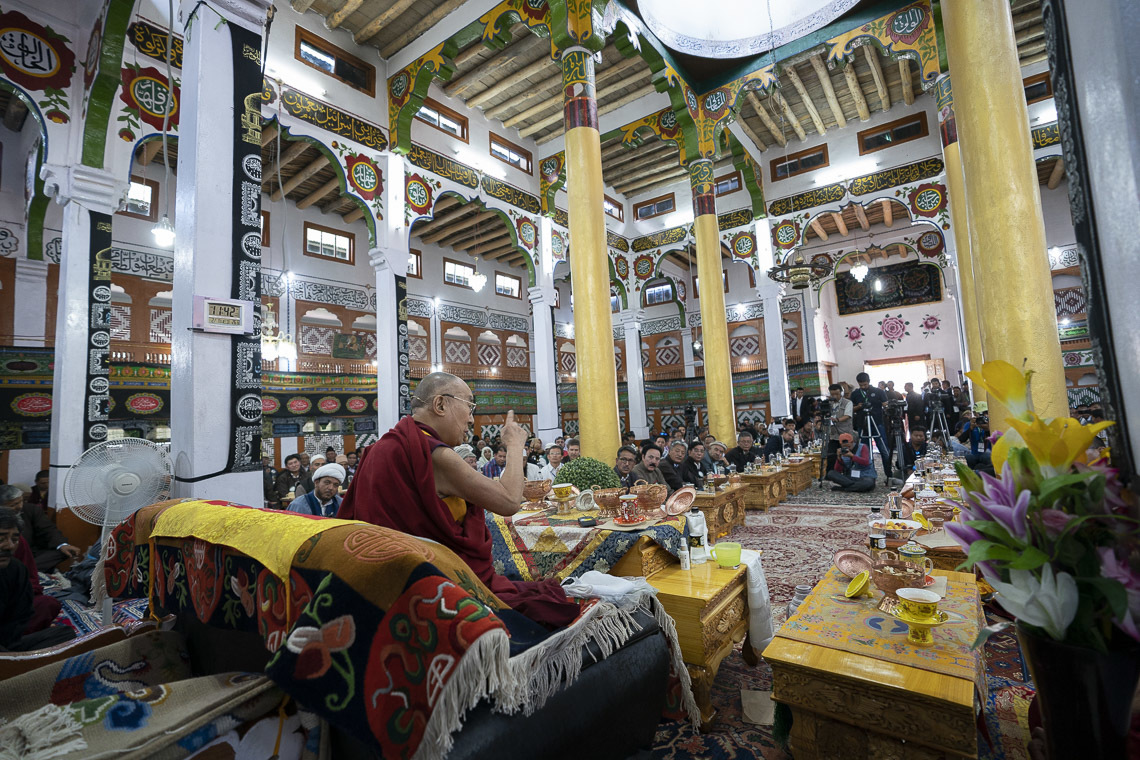 Дээрхийн Гэгээнтэн Далай Лам Имам Барга москт үг хэлж байгаа нь. Энэтхэг, ЖК, Ладак, Лех. 2018.08.02. Гэрэл зургийг Тэнзин Чойжор
