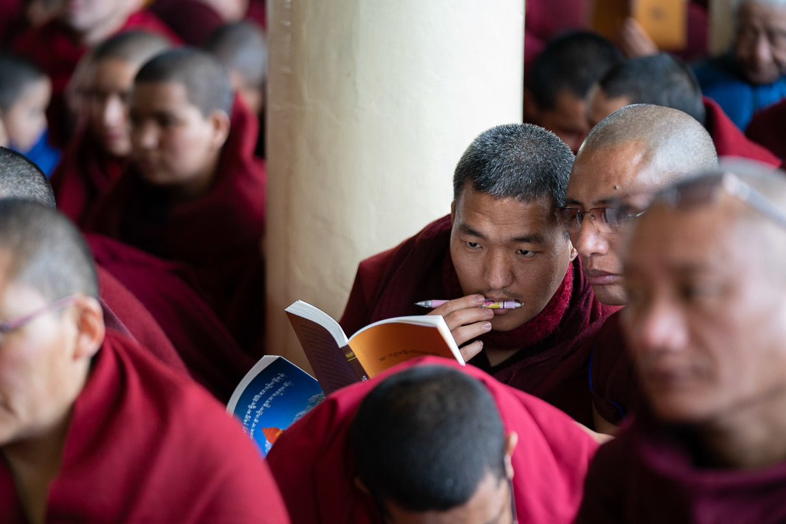 Лам хуврагууд Дээрхийн Гэгээнтэн Далай Ламын айлдварыг анхааран сонсож байгаа нь. Энэтхэг, ХП, Дарамсала. 2019.02.20. Гэрэл зургийг Тэнзин Чойжор.