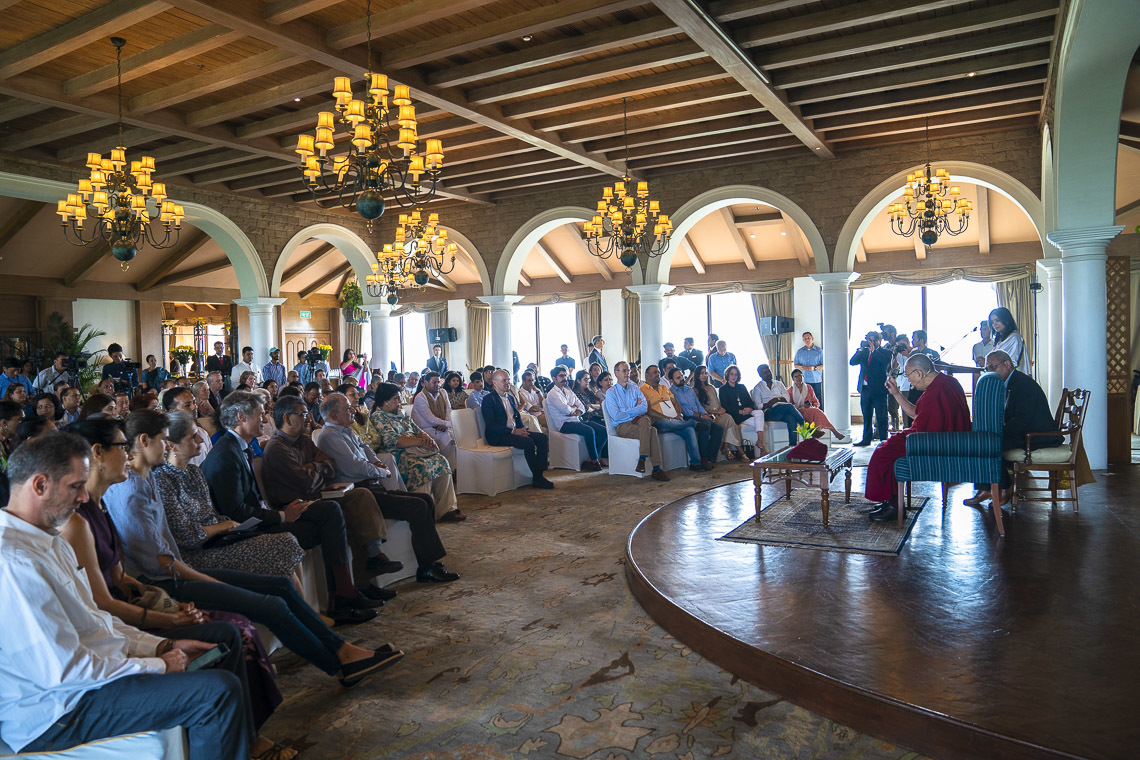 Уулзалтын үеэр Дээрхийн Гэгээнтэн Далай Лам хүмүүсийн сонирхосон асуултанд хариуллаа. Энэтхэг, Шинэ Дели. 2019.09.21. Гэрэл зургийг Тэнзин Чойжор.