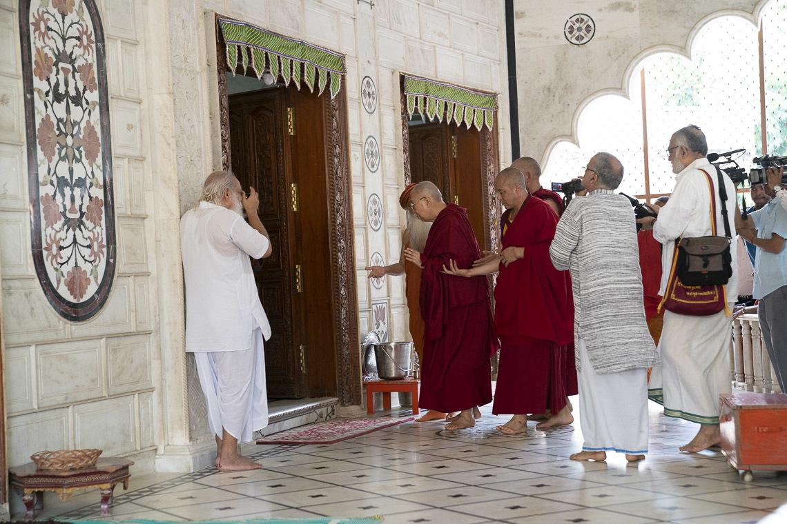 Дээрхийн Гэгээнтэн Далай Лам Шри Удасин Каршни Ашрам дахь Кришнагийн гол сүмд хүндэтгэл үзүүлж байгаа нь. Энэтхэг, УП, Матура. 2019.09.22. Гэрэл зургийг Тензин Чойжор