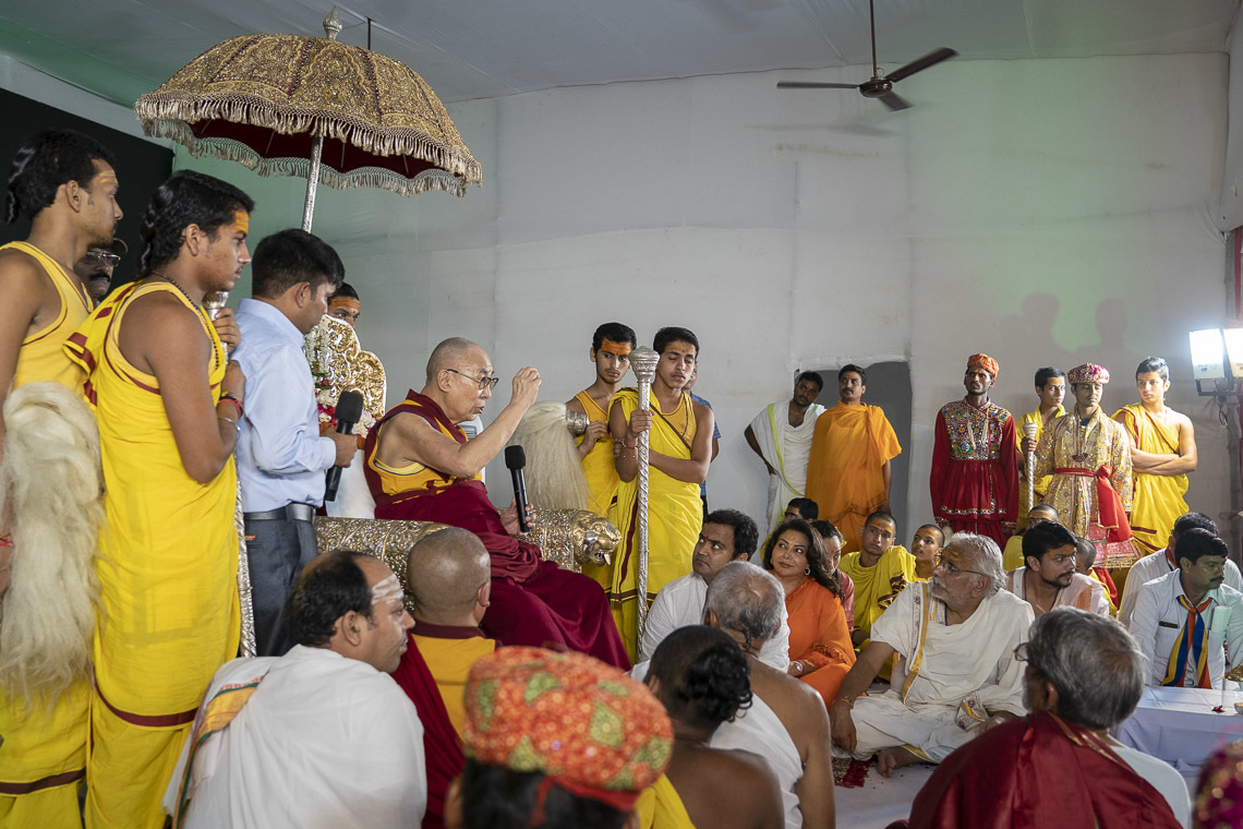 Дээрхийн Гэгээнтэн Далай Лам Шри Удасин Каршни Ашрамд цугларагсдад хандан үг хэлж байгаа нь. Энэтхэг, УП, Матура. 2019.09.22. Гэрэл зургийг Тензин Чойжор