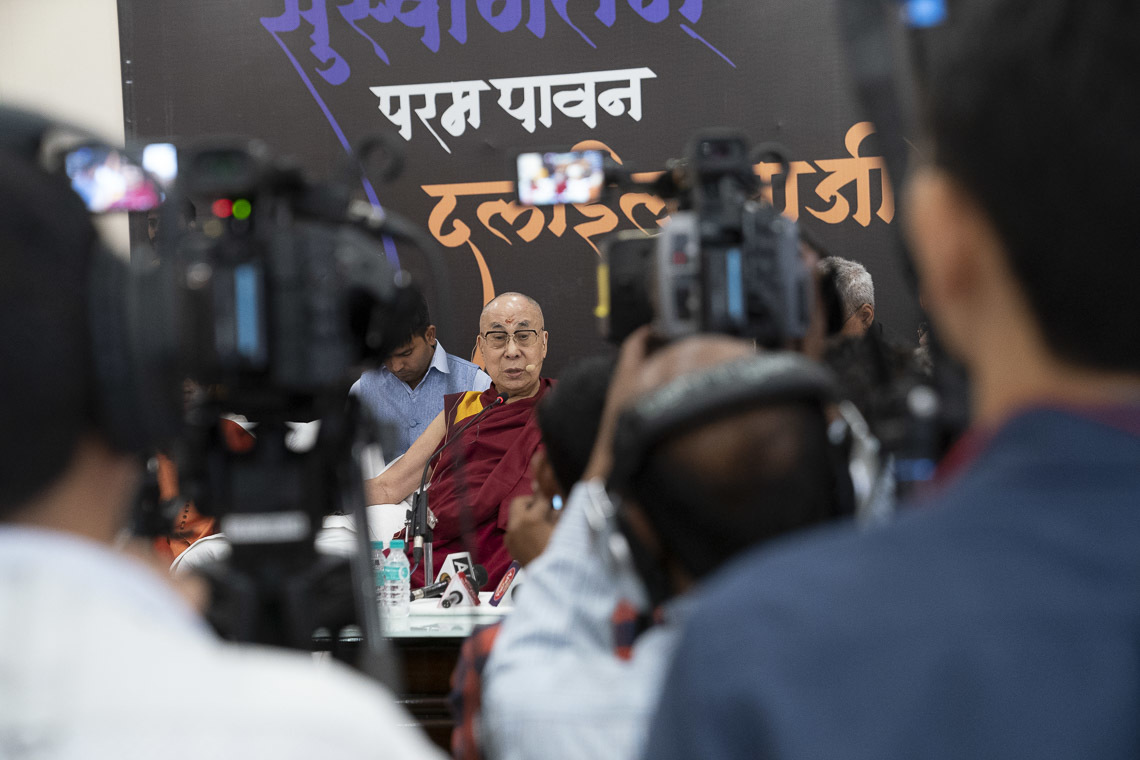 Дээрхийн Гэгээнтэн Далай Лам сэтгүүлч нарын асуултанд хариулж байгаа нь. Энэтхэг, УП, Мадура. 2019.09.23. Гэрэл зургийг Тэнзин Чойжор. 