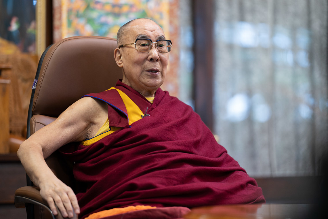 Дээрхийн Гэгээнтэн Далай Лам Майнд Мингл төвтэй цахим ярилцлага хийж байгаа нь. Энэтхэг, ХП, Дарамсала. 2020.08.25. Зургийг Тэнзин Жампел.