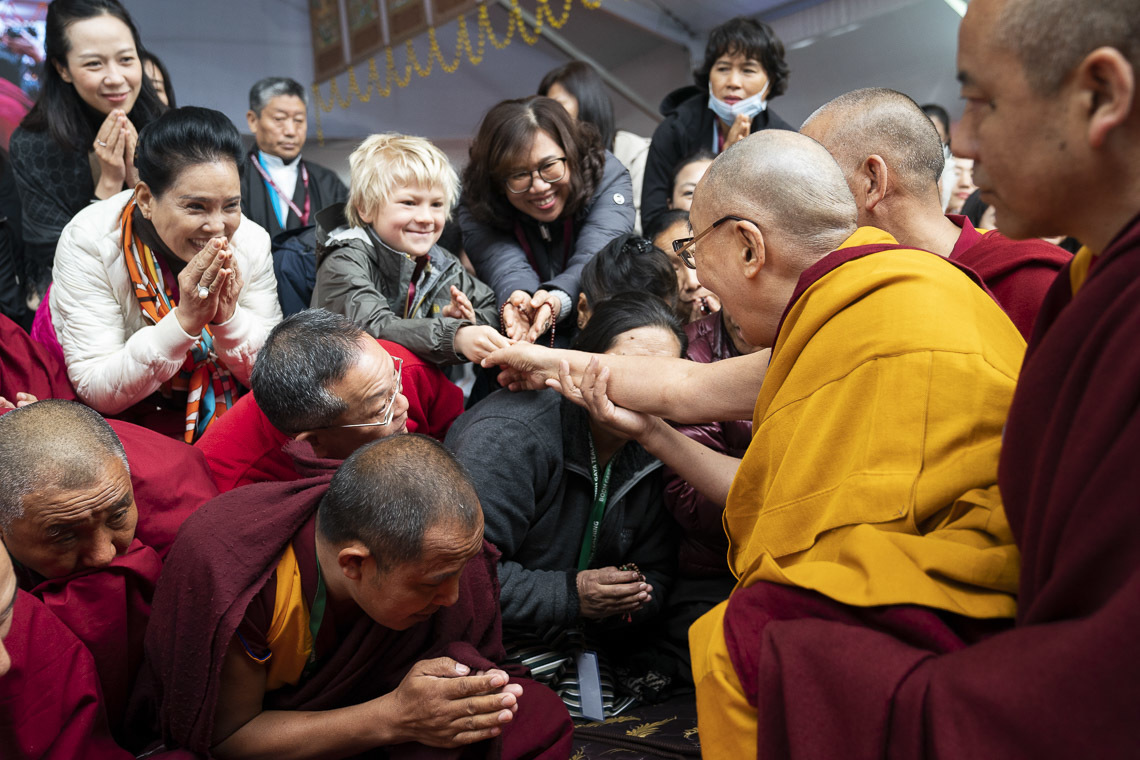  Дээрхийн Гэгээнтэн Далай Лам энэ удаагийн номын айлдварт ойролцоогоор 35,000 гаруй хүмүүс цуглан иржээ. Энэтхэг, Бихар, Бодьгаяа. 2020.01.02. Гэрэл зургийг Тэнзин Чойжор.