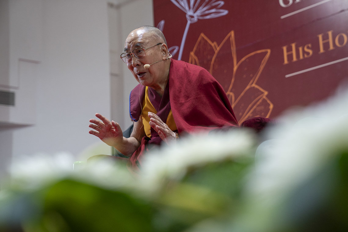 Дээрхийн Гэгээнтэн Далай Лам танхимаас тавьсан асуултад хариулж байгаа нь. Энэтхэг, Гоа, Санкелим. 2018.08.08. Гэрэл зургийг Тэнзин Чойжор