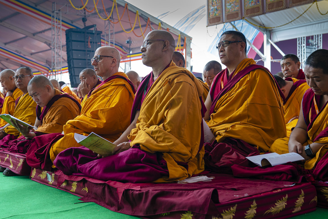 Индэрт сууж буй хүндэт лам нар Дээрхийн Гэгээнтэн Далай Ламын айлдварыг сонсож байгаа нь. Энэтхэг, Бихар, Бодьгаяа. 2020.01.02. Гэрэл зургийг Тэнзин Чойжор.