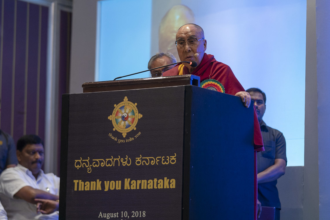 Дээрхийн Гэгээнтэн Далай Лам "Баярлалаа, Карнатака" баярт оролцон үг хэлж байгаа нь. Энэтхэг, Карнатака, Бангалор. 2018.08.10. Гэрэл зургийг Тэнзин Чойжор