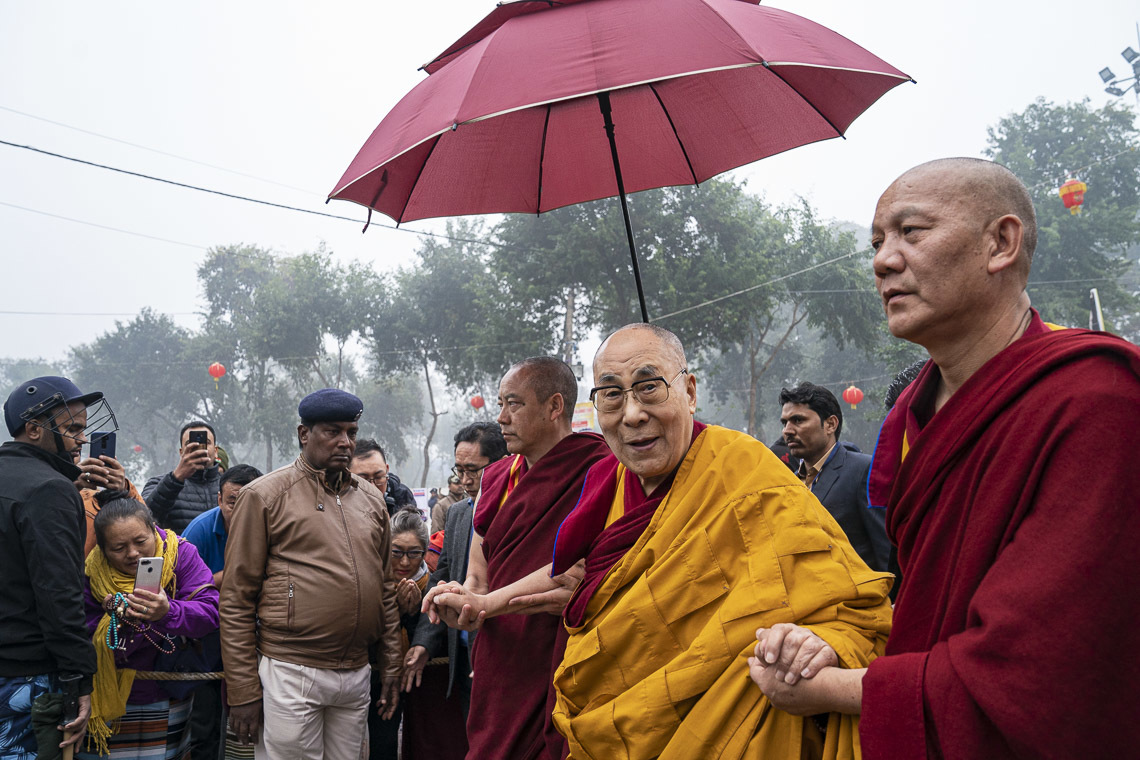Дээрхийн Гэгээнтэн Далай Лам Калачакра номын айлдварын талбайн зүг алхаж байгаа нь. Энэтхэг, Бихар, Бодьгаяа. 2020.01.04. Гэрэл зургийг Тензин Чойжор.