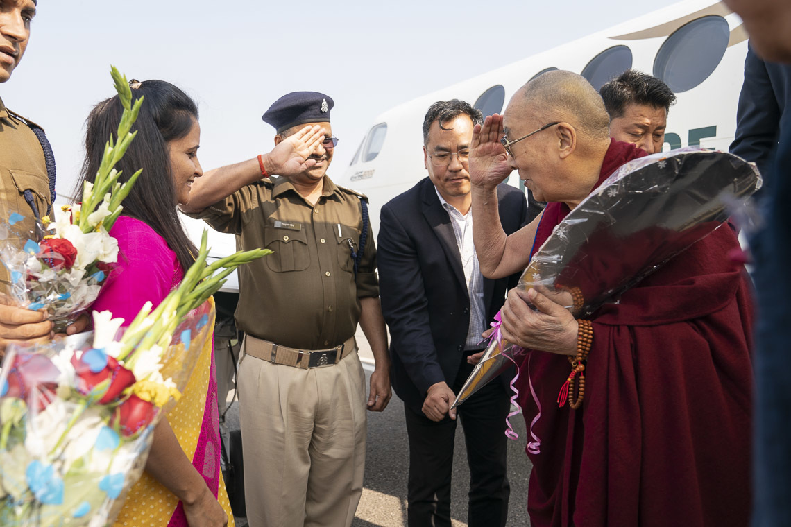 Дээрхийн Гэгээнтэн Далай Лам Санкисагийн ойролцоох Фаррухабадын нисэх буудалд хүрэлцэн ирэв. Энэтхэг, УП, Фаррухабад. 2018.12.02. Гэрэл зургийг Тэнзин Чойжор.