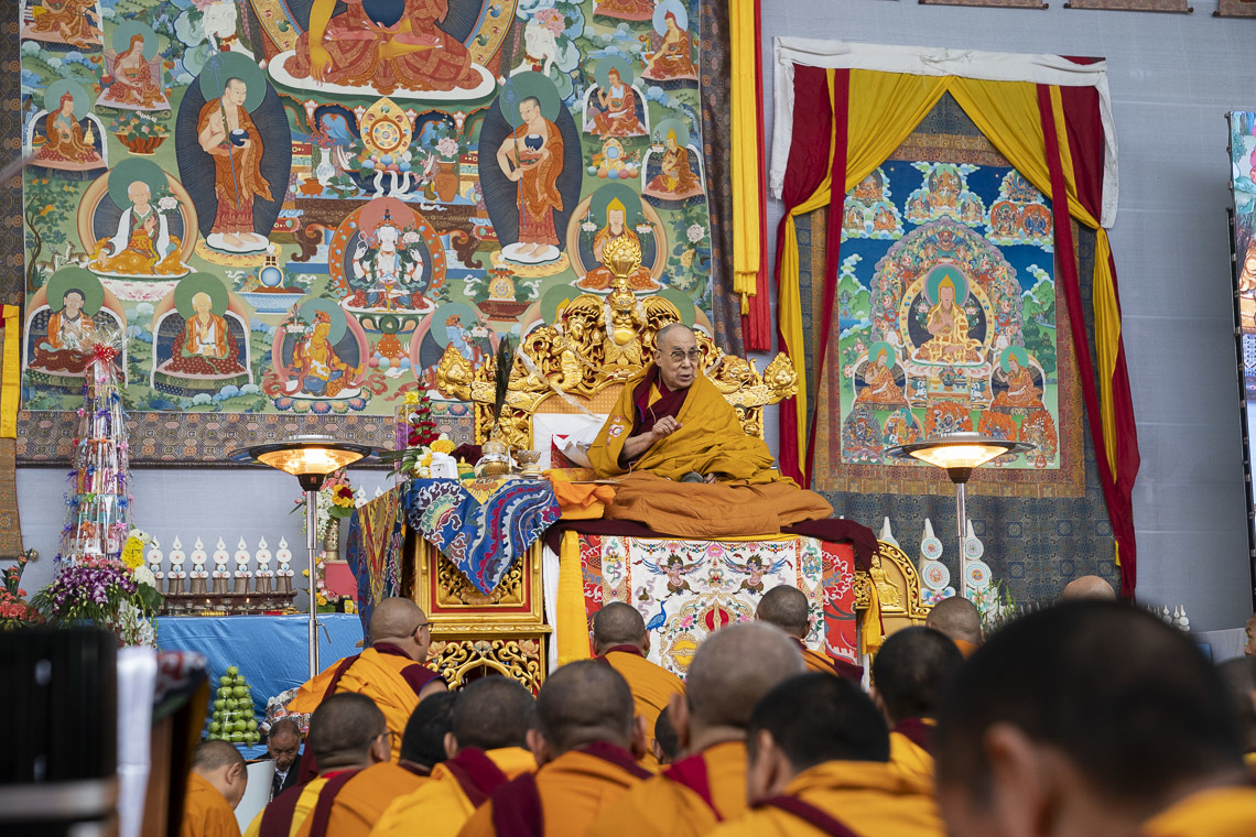 Дээрхийн Гэгээнтэн Далай Лам “Манзушрийн номын аймаг”-ийг айлдаж эхлэхийн өмнө айлдвар айлдаж байгаа нь. Энэтхэг, Бихар, Бодьгаяа. 2020.01.04. Гэрэл зургийг Тензин Чойжор.
