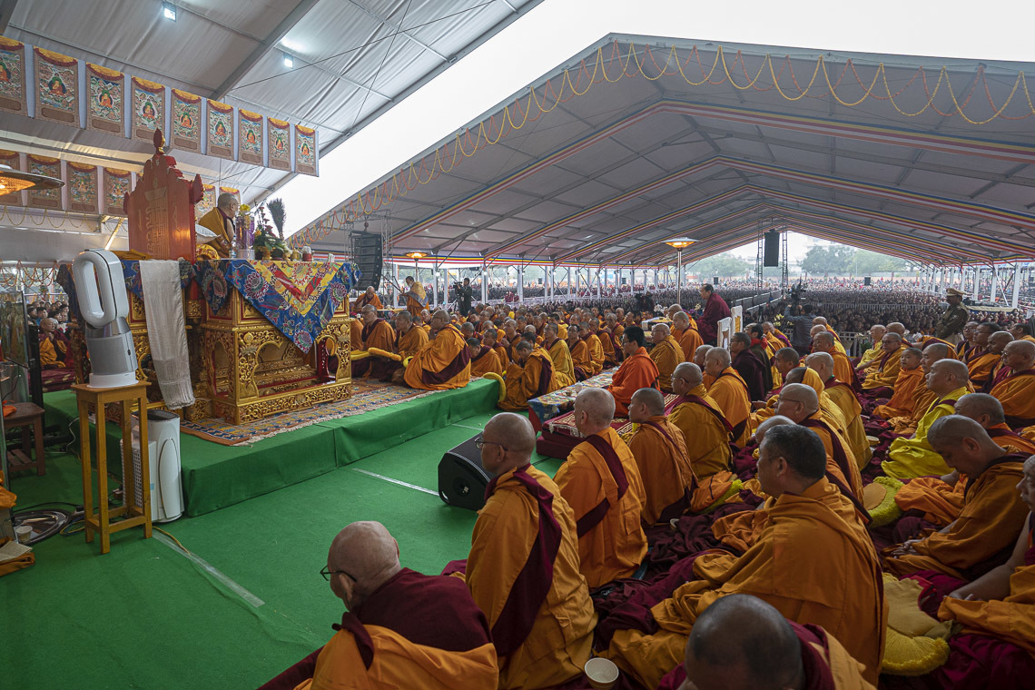 Дээрхийн Гэгээнтэн Далай Ламын сургаалыг сонсохоор 35,000 орчим хүн цугласан байна. Энэтхэг, Бихар, Бодьгаяа. 2020.01.04. Гэрэл зургийг Тензин Чойжор.