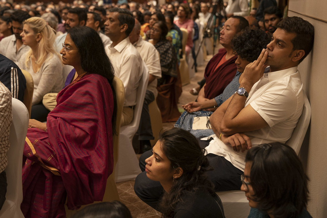 Дээрхийн Гэгээнтэн Далай Ламын илтгэлийг сонч буй залуучууд. Энэтхэг, Карнатака, Бангалор. 2018.08.12. Гэрэл зургийг Тэнзин Чойжор