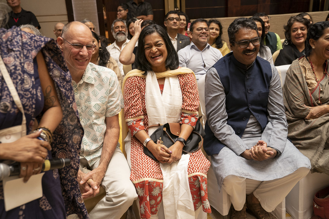 Дээрхийн Гэгээнтэн Далай Ламын илтгэлийг сонсож буй хүмүүс. Энэтхэг, Карнатака, Бангалор. 2018.08.12. Гэрэл зургийг Тэнзин Чойжор