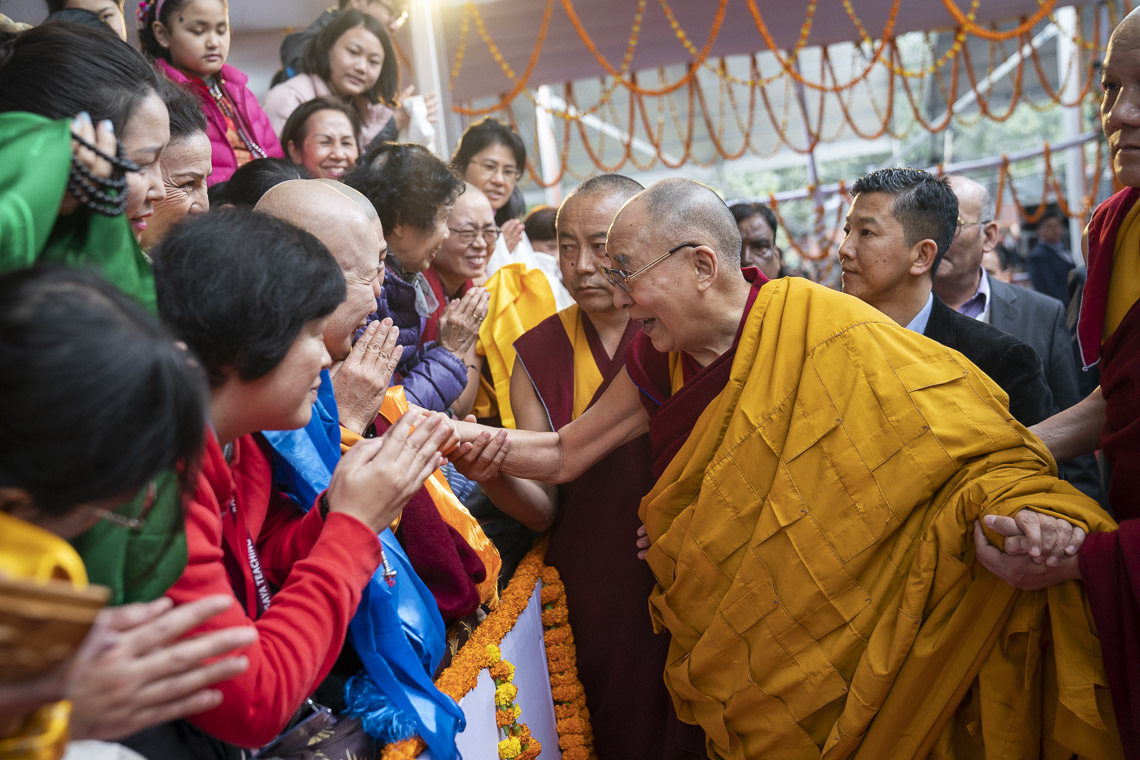 Дээрхийн Гэгээнтэн Далай Лам номын айлдварын талбайд хүрэлцэн ирэхдээ хүмүүстэй уулзаж байгаа нь. Энэтхэг, Бихар, Бодьгаяа. 2020.01.05. Гэрэл зургийг Тэнзин Чойжор.