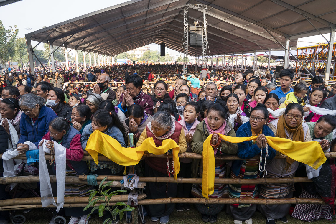 Сүсэгтэн олон Дээрхийн Гэгээнтэн Далай Ламыг номын айлдварын талбайд хүрэлцэн ирэхийг хүлээж байгаа нь. Энэтхэг, Бихар, Бодьгаяа. 2020.01.06. Гэрэл зургийг Тэнзин Чойжор.