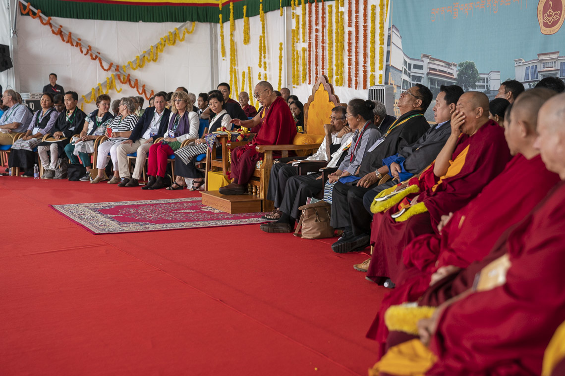 Дээрхийн Гэгээнтэн Далай Лам өөрийн нэрэмжит институтэд үг хэлж байгаа нь. Энэтхэг, Карнатака, Бангалор. 2018.8.13. Гэрэл зургийг Тэнзин Чойжор