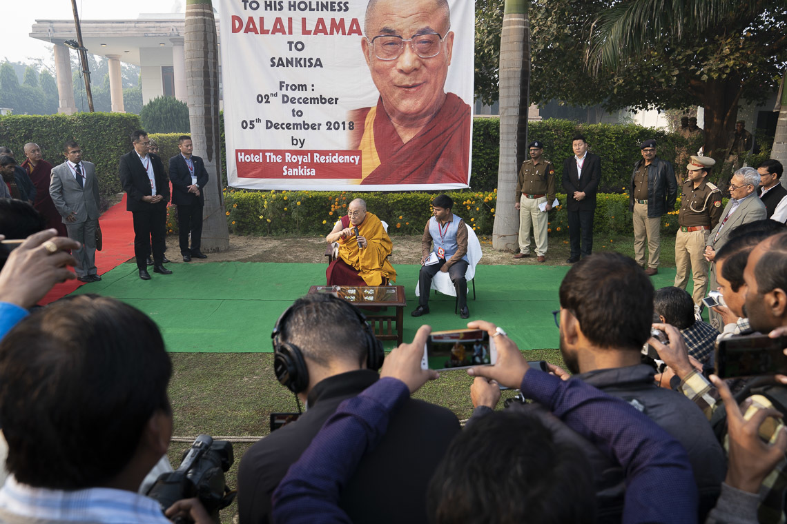 Дээрхийн Гэгээнтэн Далай Лам Санкиса дахь хэвлэлийн төлөөлөлтэй уулзаж байгаа нь. Энэтхэг, УП, Санкиса. 2018.12.04. Гэрэл зургийг Лувсан Цэрин.