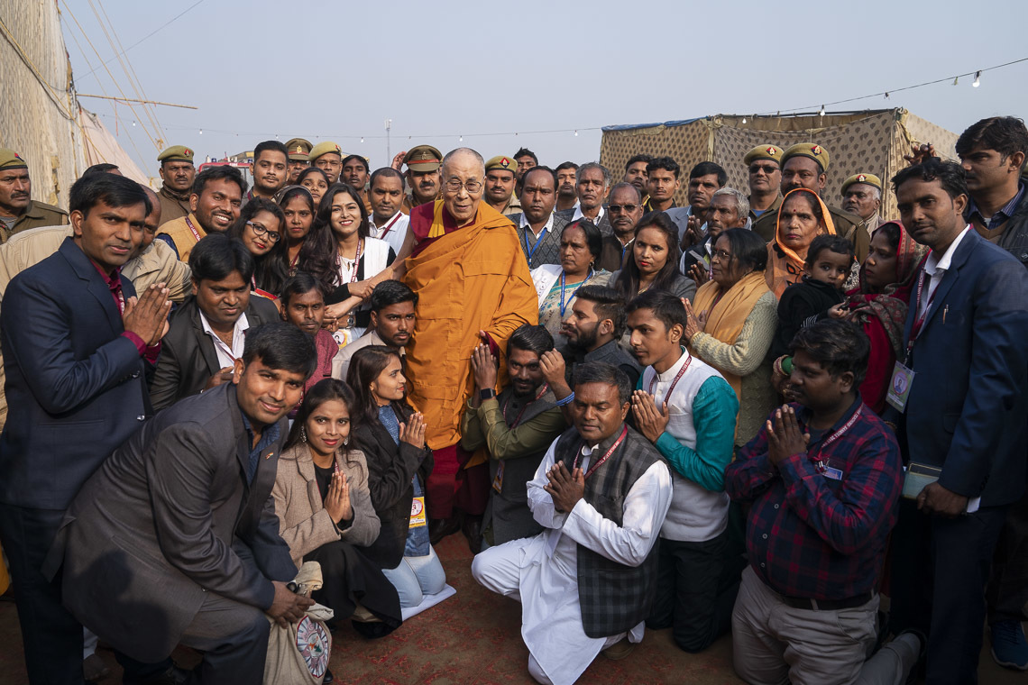 Дээрхийн Гэгээнтэн Далай Лам Энэтхэгийн залуу буддистуудын нийгэмлэгийн гишүүд болон сайн дурын гишүүдийн хамт. Энэтхэг, УП, Санкиса. 2018.12.05. Гэрэл зургийг Лувсан Цэрин.