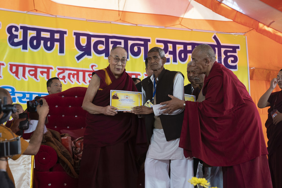 Дээрхийн Гэгээнтэн Далай Ламд сертификат гардуулж байнаа нь. Энэтхэг, УП, Санкиса. 2018.12.05. Гэрэл зургийг Лувсан Цэрин.