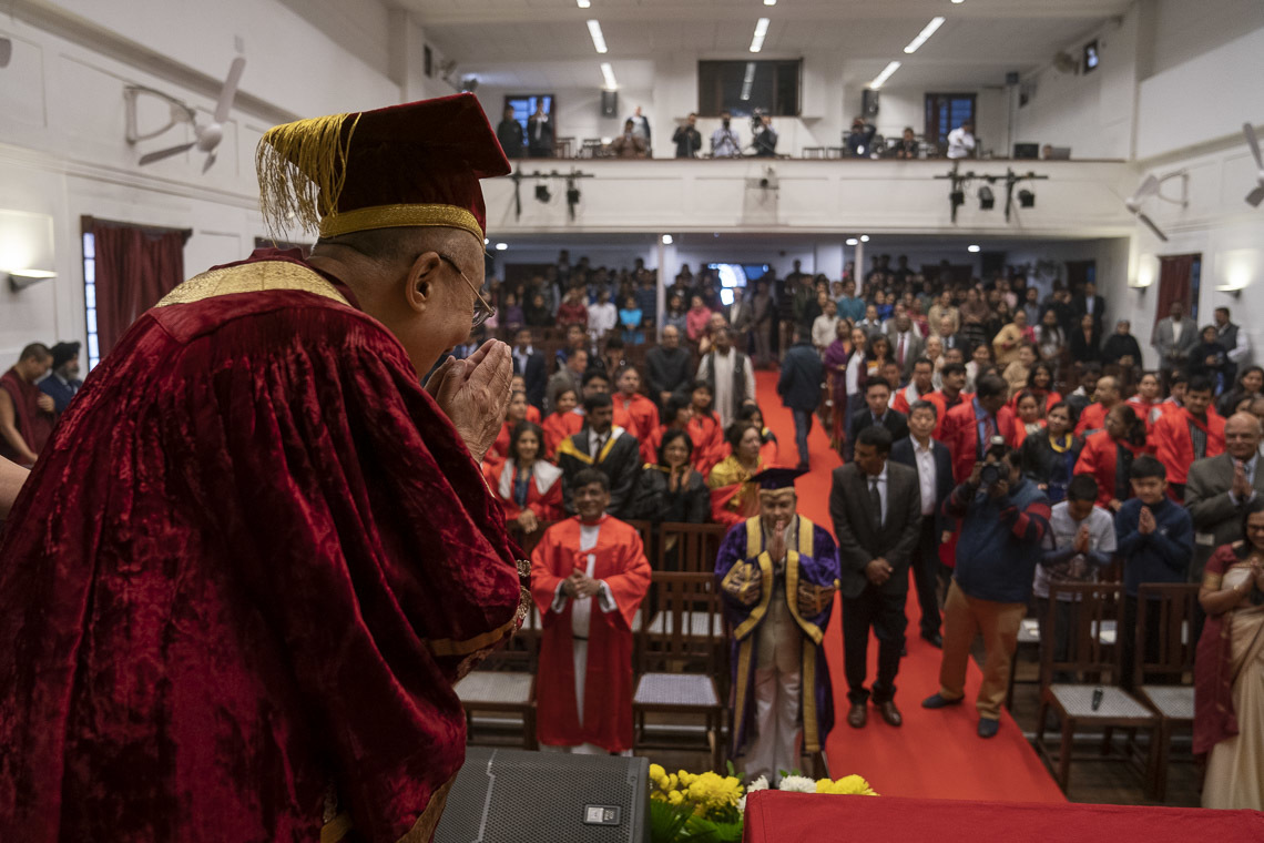 Дээрхийн Гэгээнтэн Далай Лам гэгээн Стефений коллежийн "Үүсгэн байгуулагчдын өдөр"-т хүрэлцэн ирж цугласан олны зүг мэндэлж байгаа нь. Энэтхэг, Шинэ Дели. 2018.12.07. Гэрэл зургийг Лувсан Цэрин.