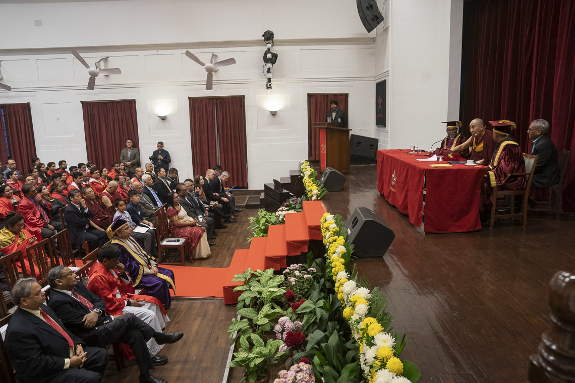 Дээрхийн Гэгээнтэн Далай Лам гэгээн Стефений коллежид үг хэлж байгаа нь. Энэтхэг, Шинэ Дели. 2018.12.07. Гэрэл зургийг Лувсан Цэрин.