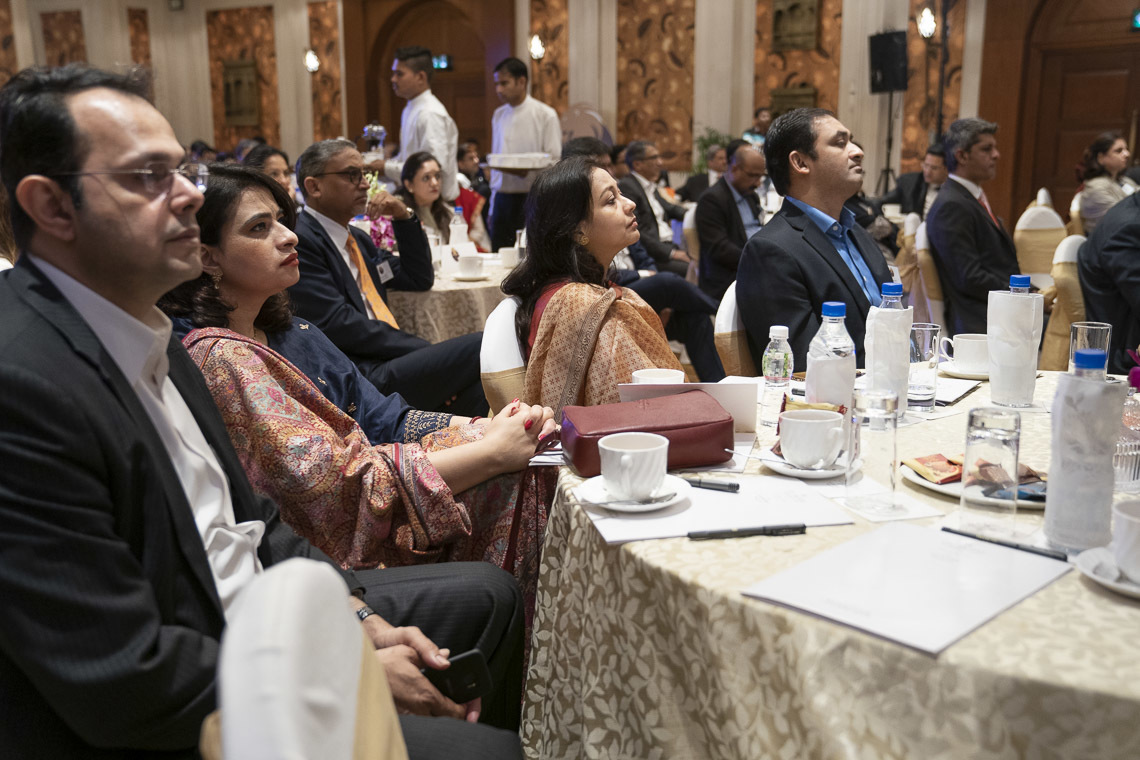 Энэтхэгийн манлайллын зөвлөлийн гишүүд Дээрхийн Гэгээнтэн Далай Ламын яриаг сонсож байгаа нь. Энэтхэг, Шинэ Дели, 2018.12.10. Гэрэл зургийг Тэнзин Чоежир