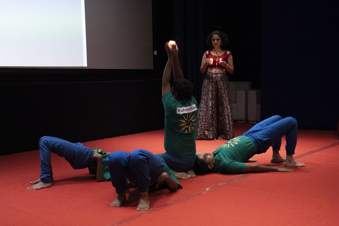 Үйл ажиллагааны эхэнд сургуулийн оюутнууд йогийн үзүүлбэр үзүүлэв. Энэтхэг, Мумбай. 2018.12.12. Гэрэл зургийг Лувсан Цэрин.