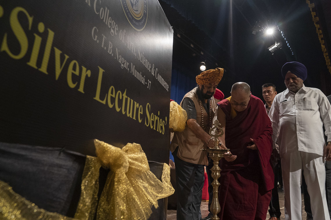 Дээрхийн Гэгээнтэн Далай Лам арга хэмжээний нээлтийн ажиллагаанд оролцож байгаа нь. Энэтхэг, Мумбай, 2018.12.13. Гэрэл зургийг Лувсан Цэрин