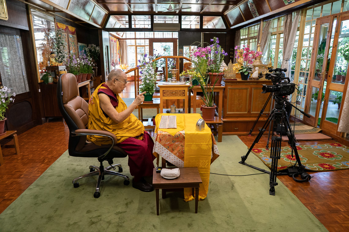 Дээрхийн Гэгээнтэн Далай Лам энэ өдрийн номын айлдварыг сонсож буй дэлхийн олон орны хүмүүст мэнд хүргэн айлдвараа эхлэв. Энэтхэг, ХП, Дарамсала. 2020.05.17. Гэрэл зургийг Тэнзин Жампел.