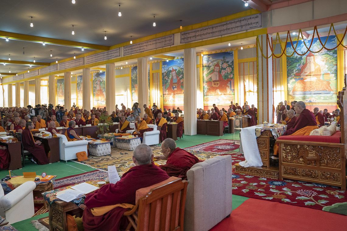 Дээрхийн Гэгээнтэн Далай Лам бага хурлын үеэр үг хэлж байгаа нь. Энэтхэг, Бихар, Бодгаяа. 2018.12.19. Гэрэл зургийг Лобсан Цэрэн