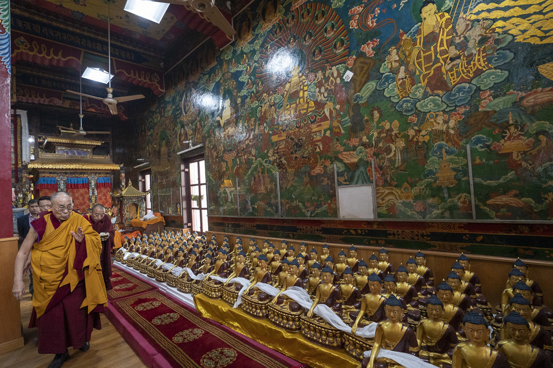 Дээрхийн Гэгээнтэн Далай Лам Гандан Пэлжэлин хийдийн дуганд морилон мөргөл залбирал үйлдэв. Энэтхэг, Бихар, Бодьгаяа. 2018.12.24. Гэрэл зургийг Лувсан Цэрин.
