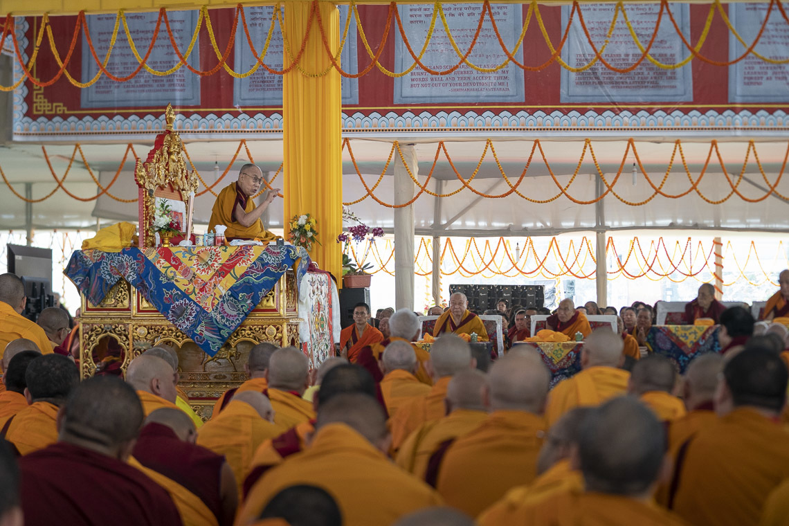 Дээрхийн Гэгээнтэн Далай Лам "Бодьсадвын 37 гарын авлага" номыг тайлбарлан айлдаж байгаа нь. Энэтхэг, Бихар, Бодьгаяа. 2018.12.24. Гэрэл зургийг Лувсан Цэрин.